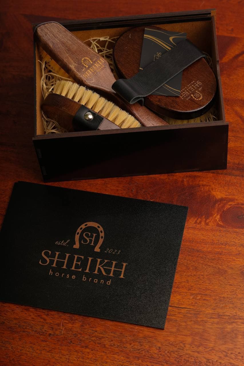 Премиальный подарочный набор щеток для ухода за лошадью